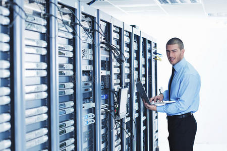 網絡機房里，IT工程師的電話與網絡交響曲